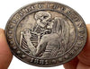 Hobo Coin - Pièce d'amour crâne dans une capsule de protection en plastique gravée en cuivre